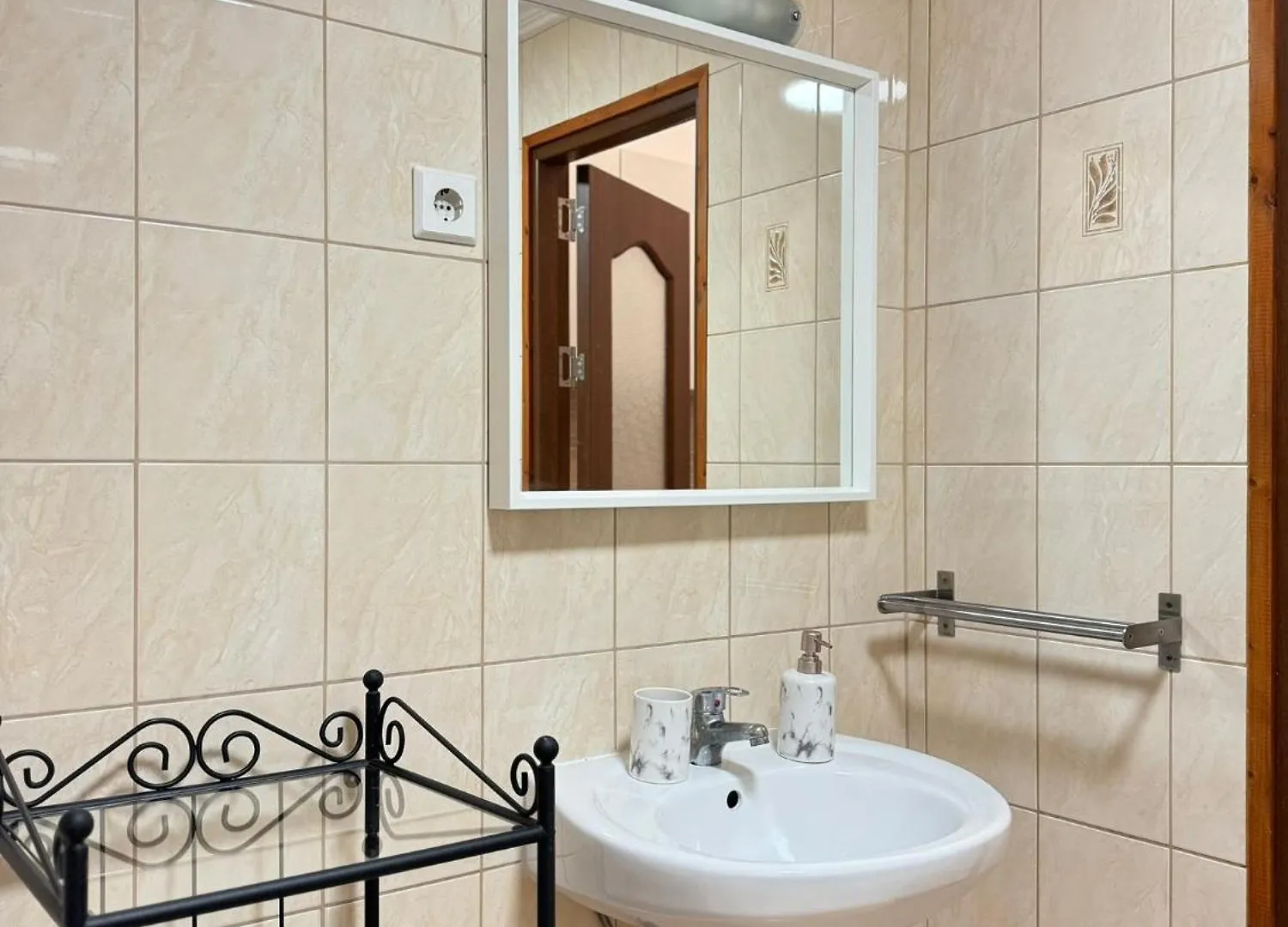 Nepszinhaz Apartment With Ac Budapeste 0*,  Hungria