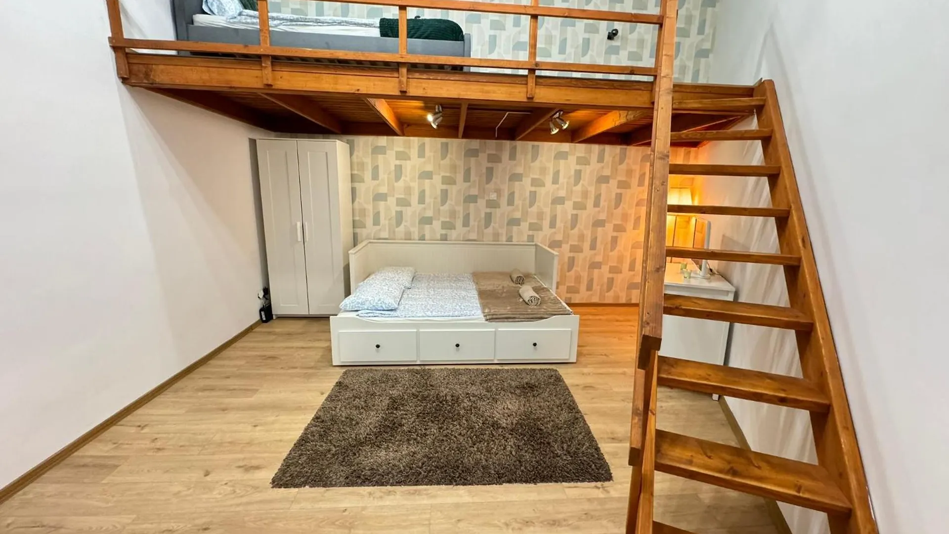 Nepszinhaz Apartment With Ac Budapeste Hungria
