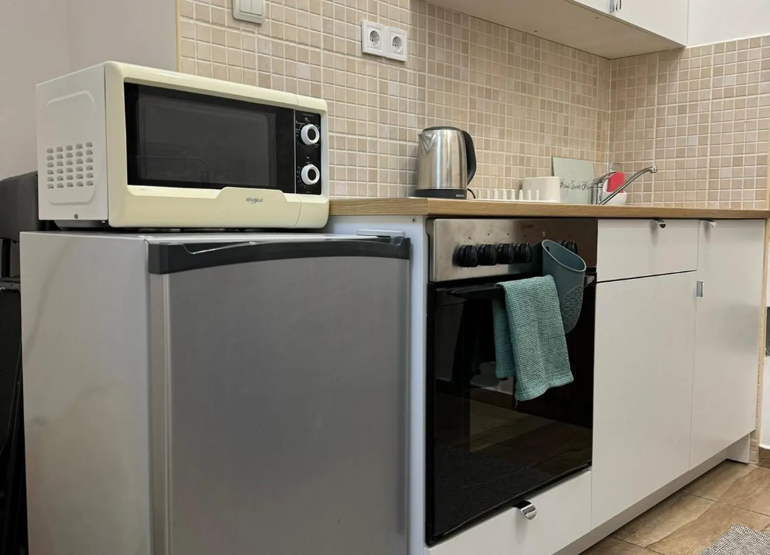 Nepszinhaz Apartment With Ac Budapeste 0*,  Hungria