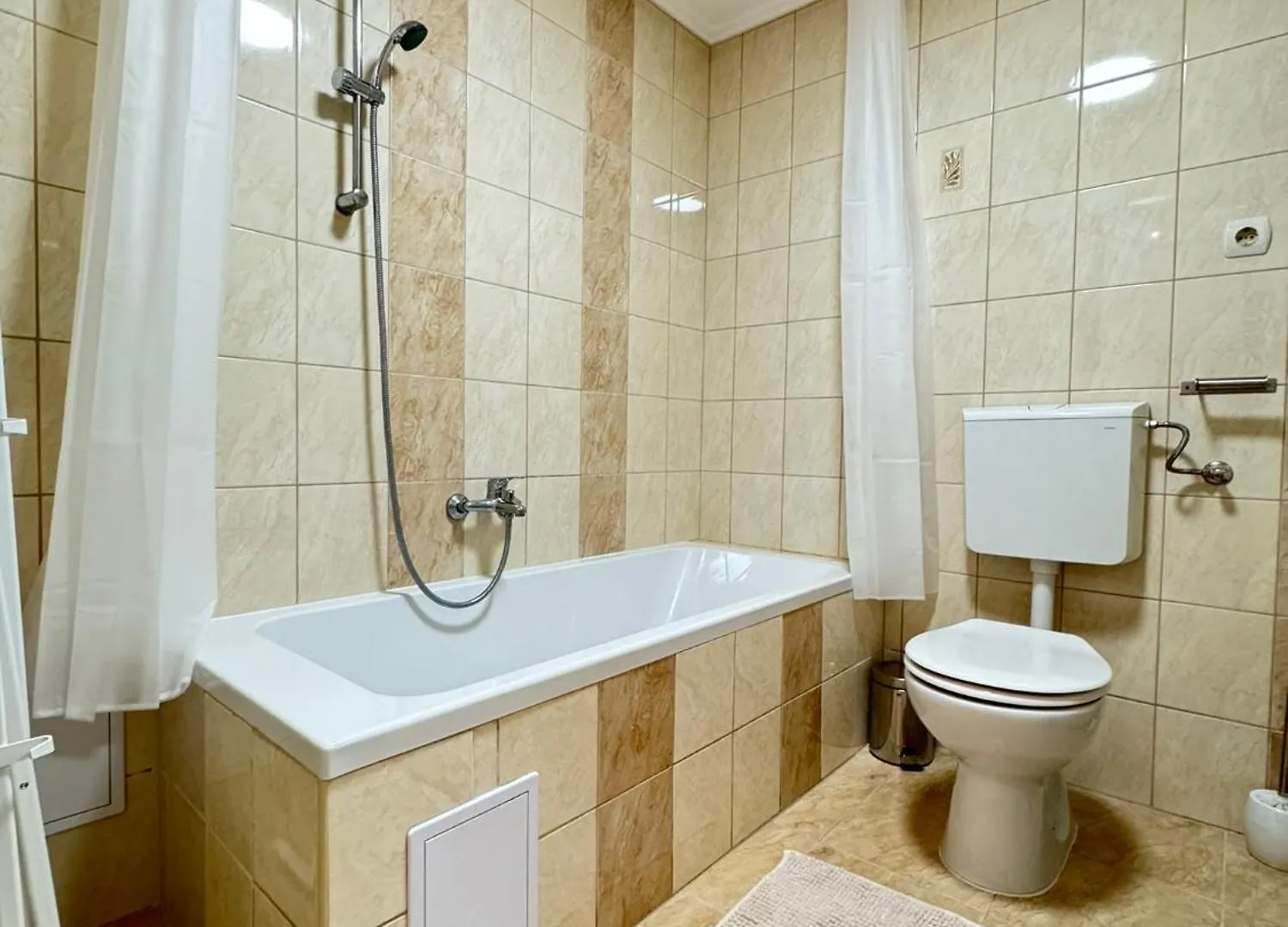 Nepszinhaz Apartment With Ac 布达佩斯